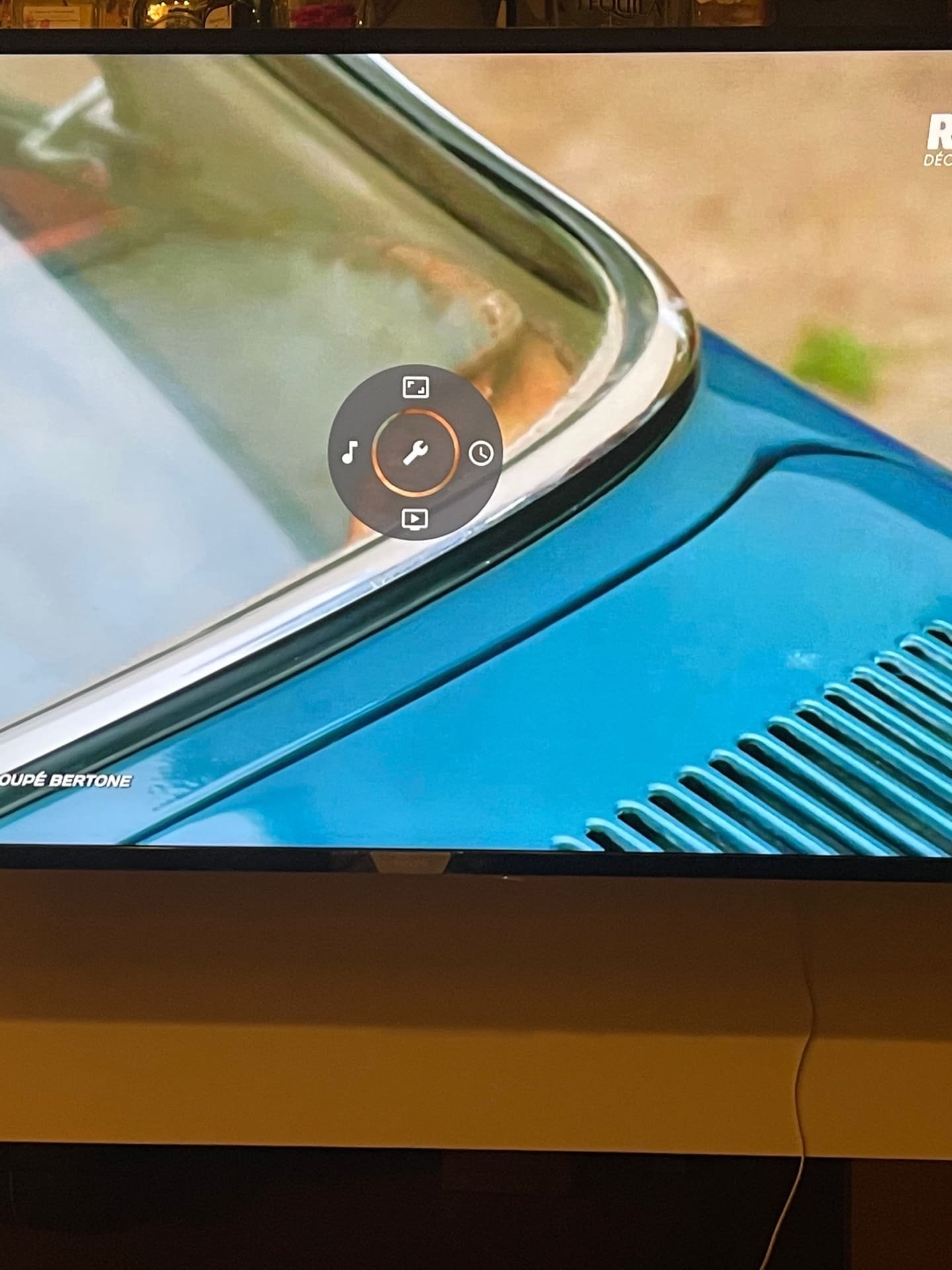 Klant kijkt films via het tv abonnement