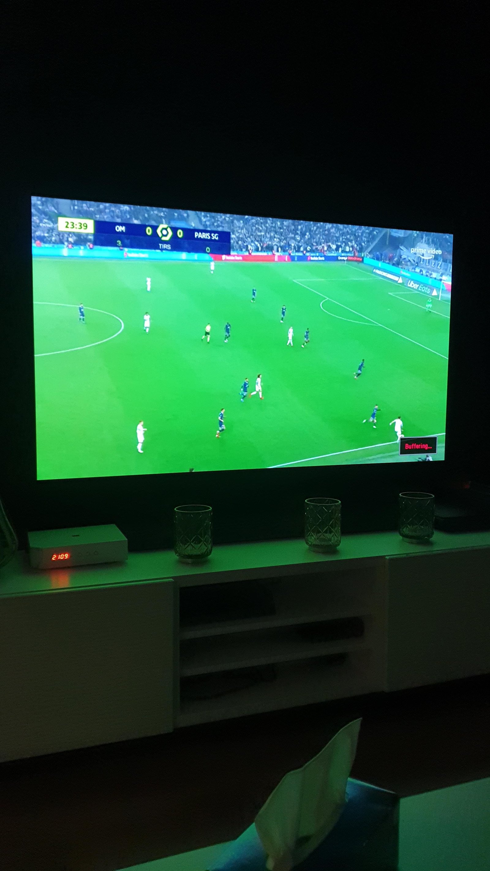Gezin kijkt televisie via een tv abonnement
